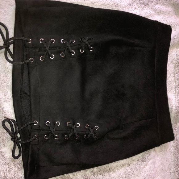 Black mini skirt - Picture 4 of 4